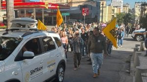 Ato na porta do Diviprev marca 5º dia de greve geral em Divinópolis