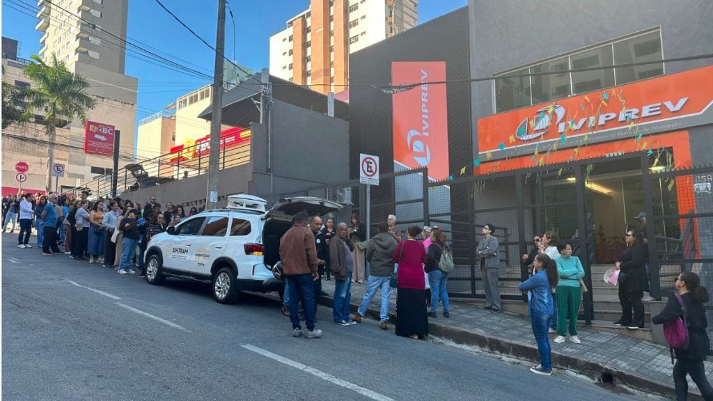 Ato na porta do Diviprev marca 5&ordm; dia de greve geral em Divin&oacute;polis