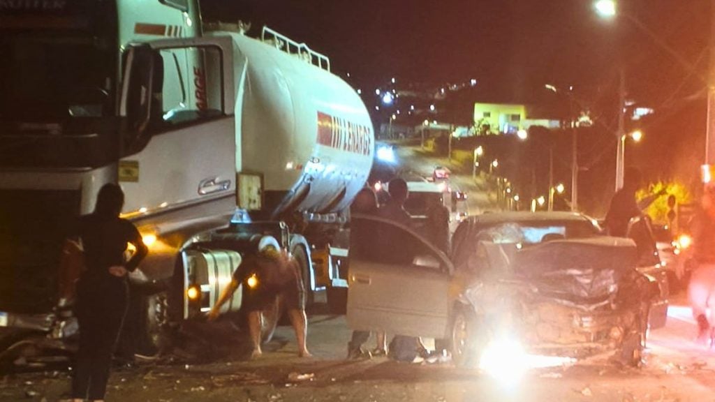 Batida entre carro e carreta deixa tr&ecirc;s feridos em Bom Despacho