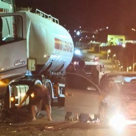 Batida entre carro e carreta deixa três feridos em Bom Despacho