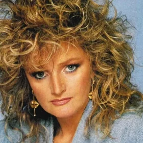 Bonnie Tyler, cantora galesa conhecida por "Total Eclipse of the Heart", que morreu aos 75 anos