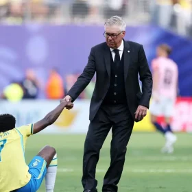 Carlo Ancelotti consola Vinicius Jr. após eliminação da Copa do Mundo 2026 após derrota para a Noruega. Quando será o próximo jogo do Brasil?