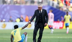 Carlo Ancelotti consola Vinicius Jr. após eliminação da Copa do Mundo 2026 após derrota para a Noruega. Quando será o próximo jogo do Brasil?