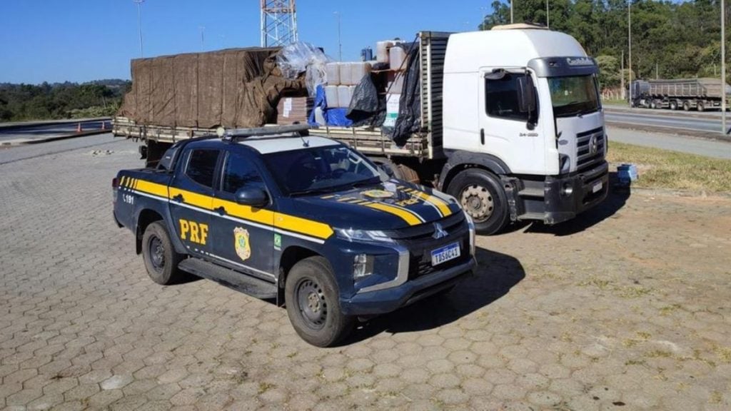 PRF apreende 4 mil litros de cacha&ccedil;a em gal&otilde;es de agrot&oacute;xicos na BR-381, em Oliveira