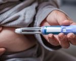 Caneta de aplica&ccedil;&atilde;o de medicamento emagrecedor &agrave; base de semaglutida, s&iacute;mbolo do avan&ccedil;o das canetas emagrecedoras no Brasil