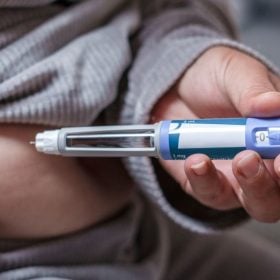 Caneta de aplicação de medicamento emagrecedor à base de semaglutida, símbolo do avanço das canetas emagrecedoras no Brasil