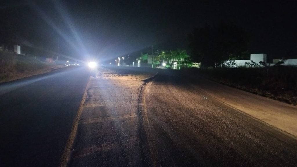 Motociclista sofre acidente ao consultar GPS na BR-494 em Divinópolis