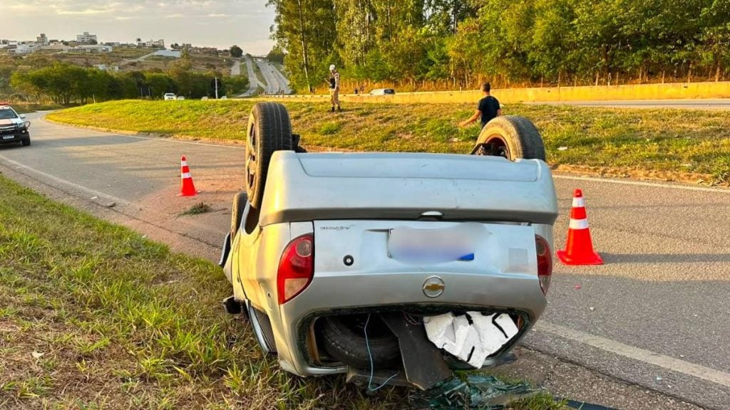 Capotamento na MG-050 em Divin&oacute;polis mobiliza Pol&iacute;cia Militar Rodovi&aacute;ria e SAMU
