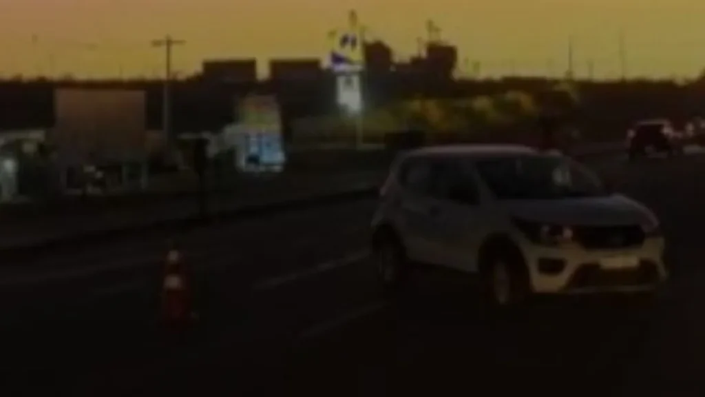 Carro sai da pista na BR-262 em Nova Serrana ap&oacute;s desvio para evitar colis&atilde;o