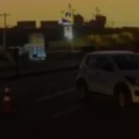 Carro sai da pista na BR-262 em Nova Serrana após desvio para evitar colisão