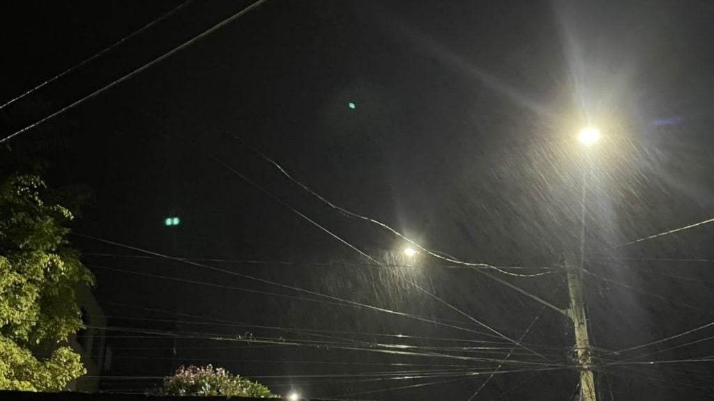 Chuva 'do nada' em julho chama a atenção de moradores em Divinópolis