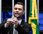 Senador Cleitinho Azevedo durante discurso no Senado sobre articulações para o governo de Minas Gerais