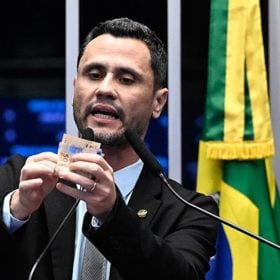 Senador Cleitinho Azevedo durante discurso no Senado sobre articulações para o governo de Minas Gerais