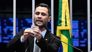 Senador Cleitinho Azevedo durante discurso no Senado sobre articula&ccedil;&otilde;es para o governo de Minas Gerais