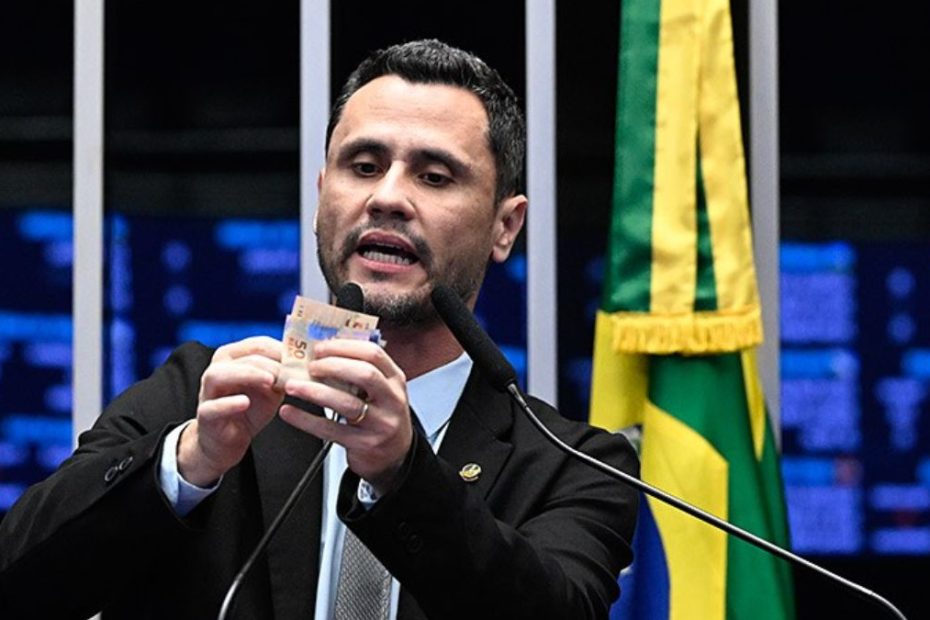 Senador Cleitinho Azevedo durante discurso no Senado sobre articulações para o governo de Minas Gerais