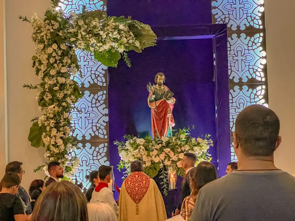 Como cada um dos 12 apóstolos morreu e as capelas de Divinópolis dedicadas a eles