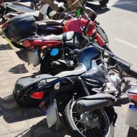 Efeito ‘dominó’: batida entre carros derruba e danifica motos em Divinópolis; veja vídeo