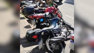 Efeito ‘dominó’: batida entre carros derruba e danifica motos em Divinópolis; veja vídeo