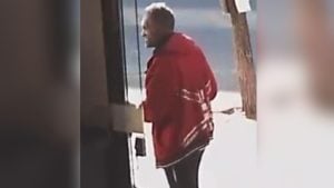 Vídeo: Eletricista tem mochila com ferramentas roubada no bairro Bom Pastor, em Divinópolis