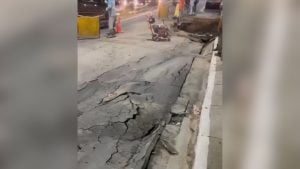 Veja vídeo: Avenida JK tem trecho danificado meses após revitalização; Prefeitura aponta rompimento de rede da Copasa