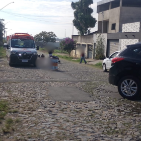 VÍDEO: Motociclista fica ferida após colisão com carro no bairro Quintino