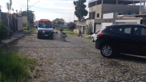 VÍDEO: Motociclista fica ferida após colisão com carro no bairro Quintino