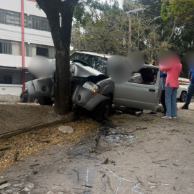 Urgente: Caminhonete bate em árvore na av. Autorama, em Divinópolis