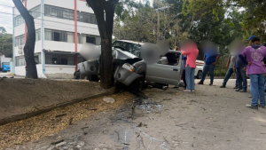 Urgente: Caminhonete bate em árvore na av. Autorama, em Divinópolis