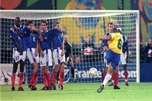 A Física por Trás dos Chutes Imbatíveis no Futebol