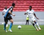 Sinisterra destaca evolução do Cruzeiro, mas alerta para necessidade de correções