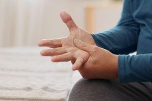 Estudo internacional revela avanços promissores em transplante de células para tratamento da doença de Parkinson
