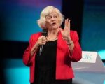 Ex-ministra britânica Ann Widdecombe é assassinada com 21 golpes de martelo, afirmam promotores