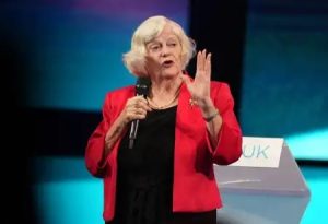 Ex-ministra britânica Ann Widdecombe é assassinada com 21 golpes de martelo, afirmam promotores