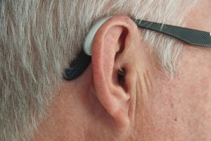 Perda auditiva está relacionada à diminuição da atividade cerebral e ao aumento do risco de demência