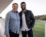 Gusttavo Lima visita o Cruzeiro e registra momento com Pedrinho na Toca da Raposa II