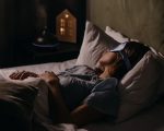 Transplante fecal pode melhorar sono de pessoas com problemas para dormir; estudo