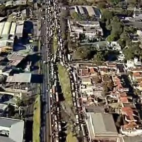 Acidente entre caminh&atilde;o e motocicletas resulta em morte e congestionamento no Anel Rodovi&aacute;rio de BH