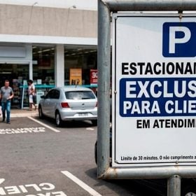 Justi&ccedil;a determina remo&ccedil;&atilde;o de sinaliza&ccedil;&atilde;o que restringia estacionamento na cal&ccedil;ada de Par&aacute; de Minas