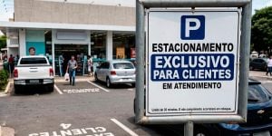 Justiça determina remoção de sinalização que restringia estacionamento na calçada de Pará de Minas