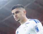 Gabriel Pec, atacante do Cruzeiro, pode ficar fora do restante da temporada devido a fratura na tíbia