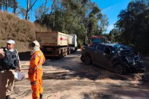 Motorista é resgatado por helicóptero após colisão com carreta na BR-356 em Nova Lima