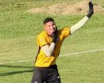 Goleiro do Iguatu sofre incidente com formigas durante partida e recebe atendimento médico