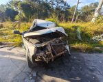 Motorista fica presa às ferragens após batida entre carro e caminhão na Grande BH
