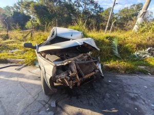 Motorista fica presa às ferragens após batida entre carro e caminhão na Grande BH