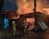 Incêndio em residência com acúmulo de materiais mobiliza bombeiros por cerca de seis horas em Belo Horizonte
