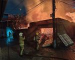 Incêndio em residência com acúmulo de materiais mobiliza bombeiros por cerca de seis horas em Belo Horizonte