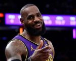 LeBron James assina com o Philadelphia 76ers e permanece ativo na NBA