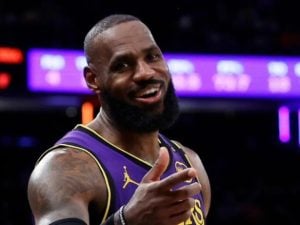 LeBron James assina com o Philadelphia 76ers e permanece ativo na NBA