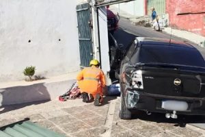 Homem esquece freio de m&atilde;o e &eacute; arrastado pelo pr&oacute;prio carro em BH