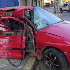 Viatura da Pol&iacute;cia Militar capota ap&oacute;s colis&atilde;o com ve&iacute;culo particular na Avenida Amazonas, em Belo Horizonte